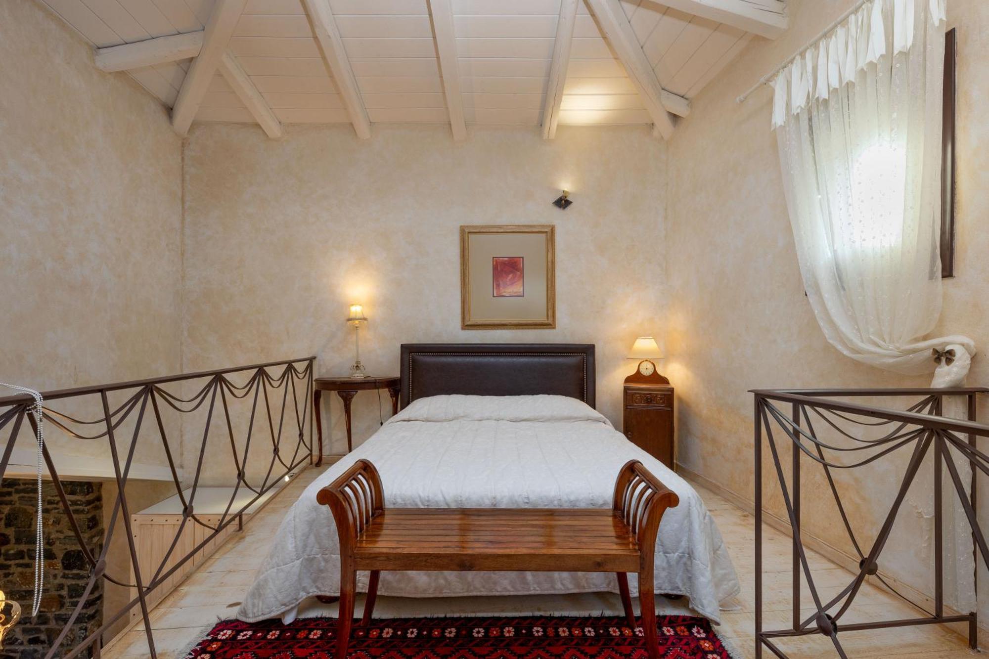Ostra Menalon Luxury Suites Kardharás Quarto foto